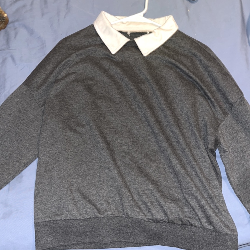 GREY SWEATER WITH WHITE COLLAR